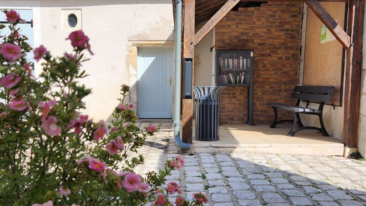 Boîte à livres dans la cour de la mairie
